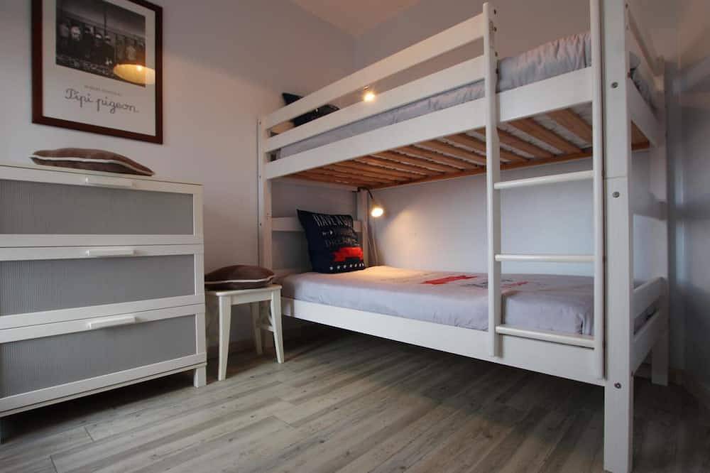 Casa espaciosa en La Hague: 10 pers, 4 hab, jardín privado, cerca del mar in Saint-Germain-des-Vaux, La Hague