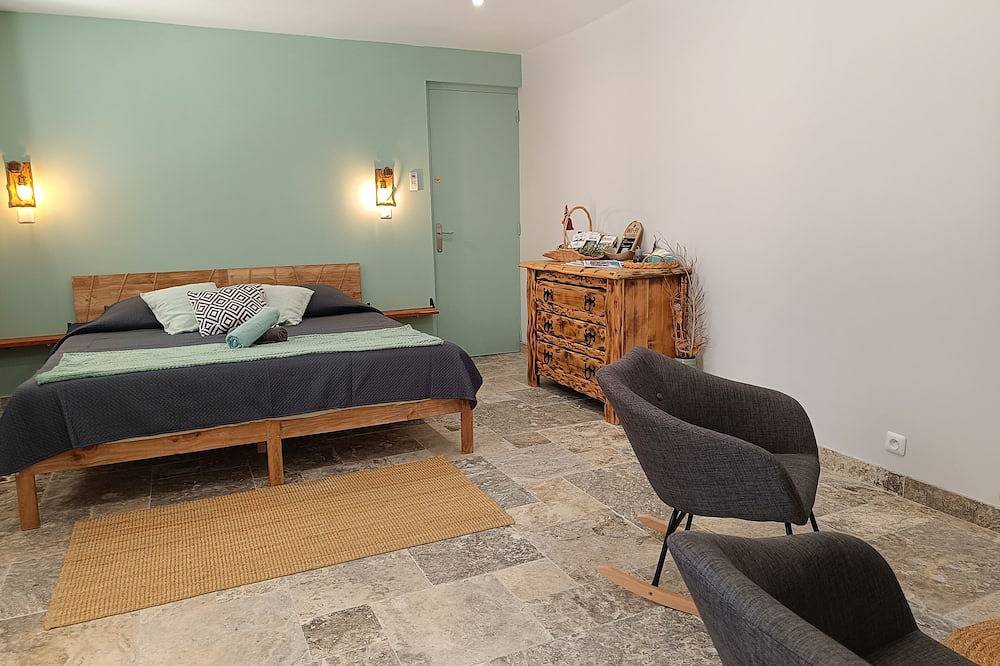 Entire apartment, Seasonal rental in pine forest on Provence 35 m2 in Aurons, Aix-en-Provence region