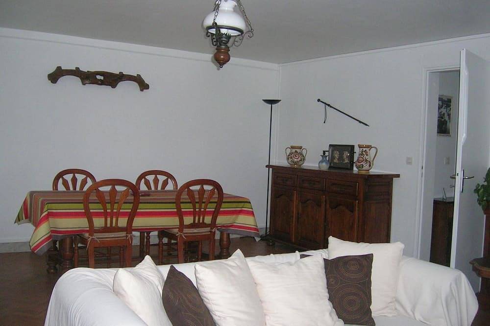 Entire apartment, Vacation rentals in Arcangues apartment in a villa in Arcangues, Bayonne region