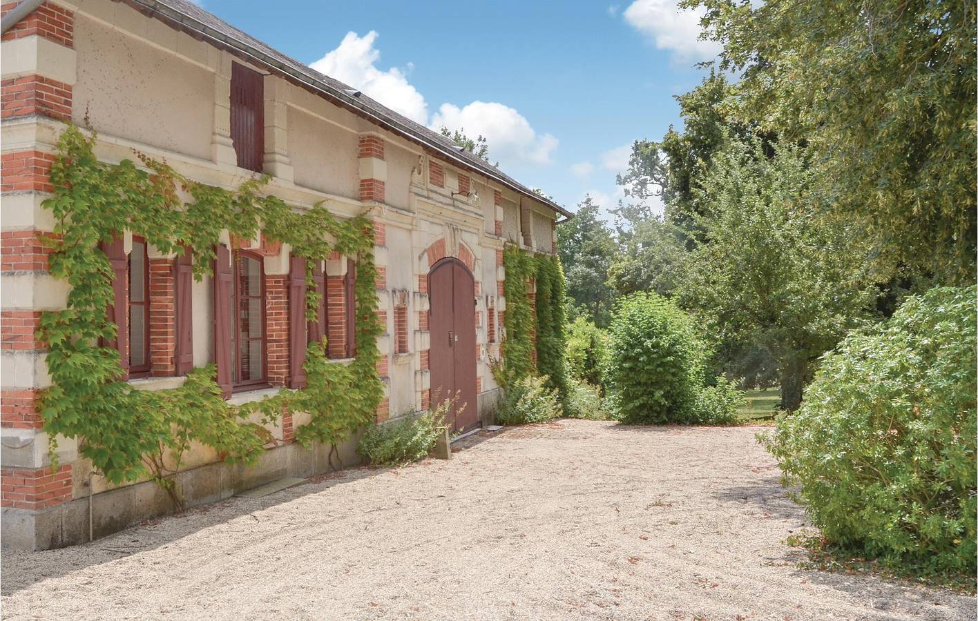 Spacious 110m² Apartment with Pool & Garden, Near Bouère in Bouère, Mayenne