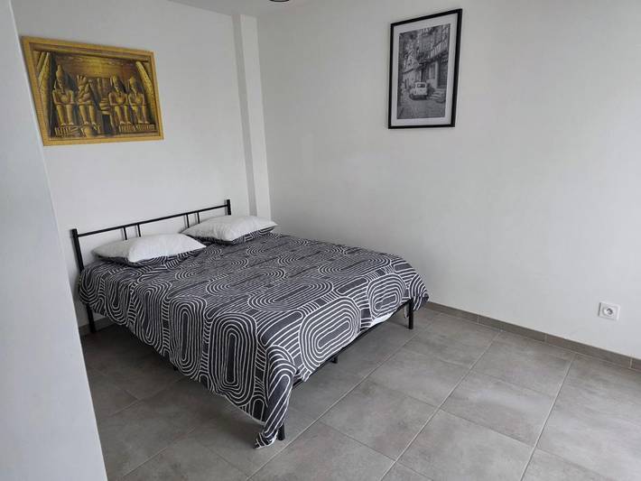 Gîte pour 5 personnes, avec piscine ainsi que vue et terrasse à Milhaud - 4