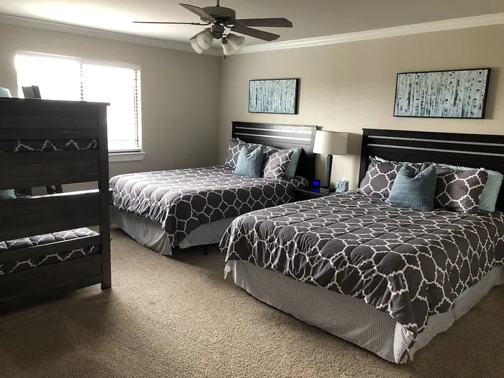 Vacation house for 28 people, with yard and hot tub - 1