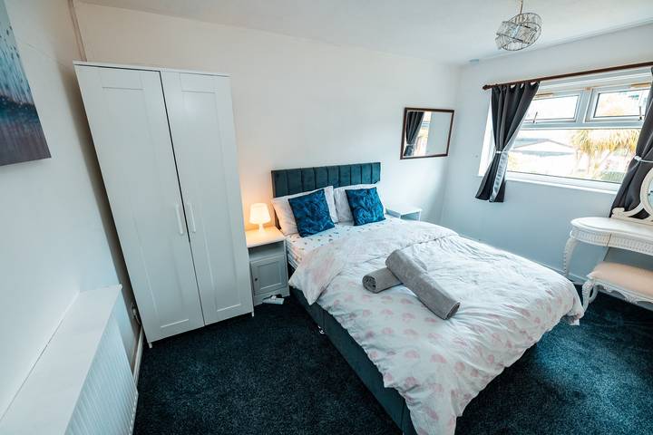 3-Bed City Retreat - Sleeps 8, Garden & Parking in Greater Manchester