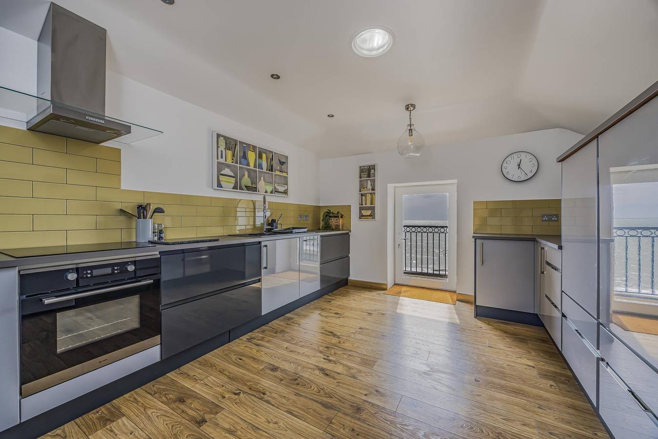 Entire apartment, Spacious Flat with Gorgeous Views - Pass the Keys in Bognor Regis, West Sussex