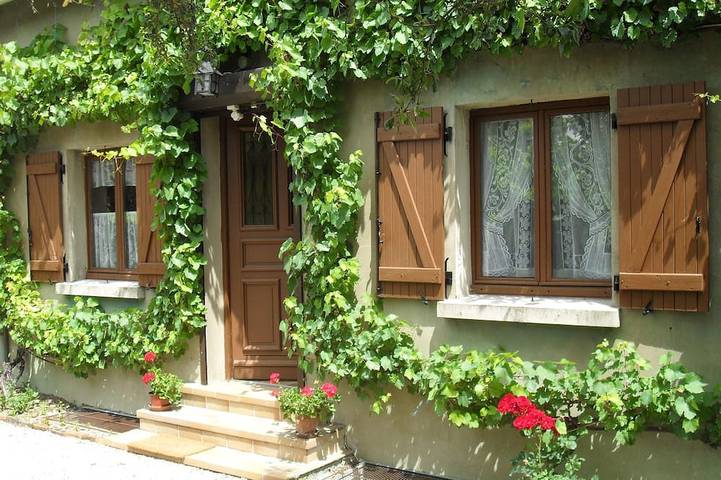 Gîte pour 8 personnes, avec terrasse et jardin à Saint-Lyé