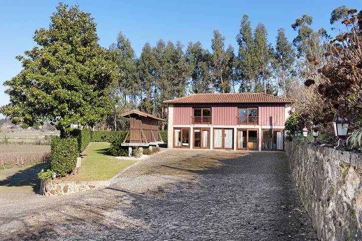 Gîte pour 20 personnes, avec Balcon et Jardin dans Rendufe