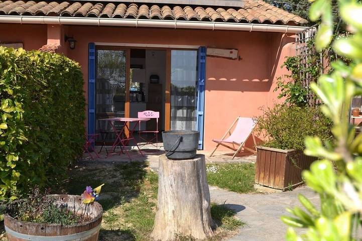 Gîte pour 3 personnes, avec Terrasse ainsi que Jardin et Piscine à Saint-Dézéry - 3