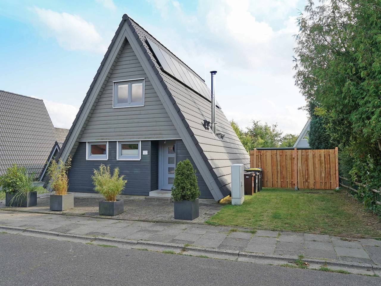 Zeltdachhaus mit Parkplatz vor der Haustür - Zaun und W-Lan - Zeltdachhaus in Damp, Rendsburg-Eckernförde