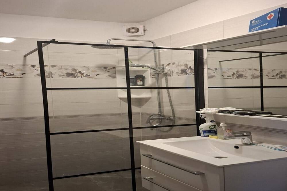 Ganze Wohnung, Two Bedroom Apartment with Sea View and Terrace in Ston, Dubrovnik-Neretva