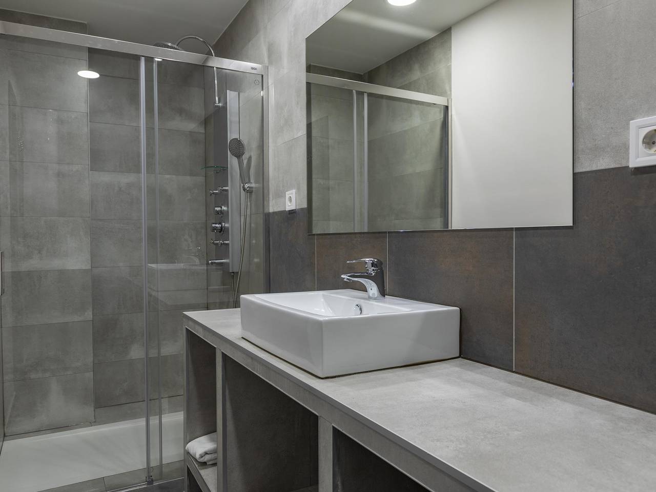 Entire vacation apartment, Homeabout Imperial Apartment Iv in Arganzuela, Madrid
