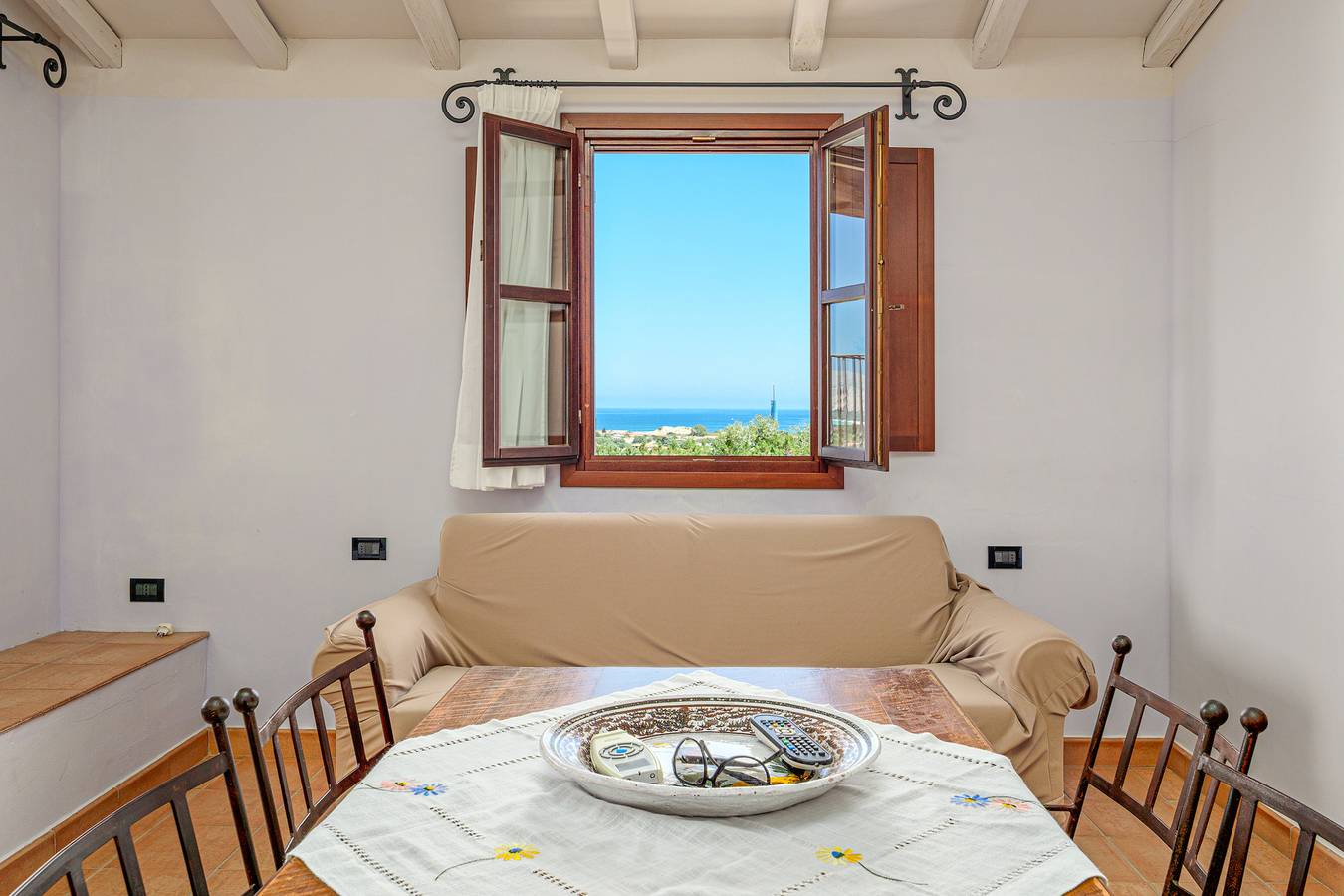 Ganze Wohnung, Ferienwohnung 'Oltremare' mit Meerblick, privater Terrasse und Klimaanlage in Suaredda-traversa, San Teodoro