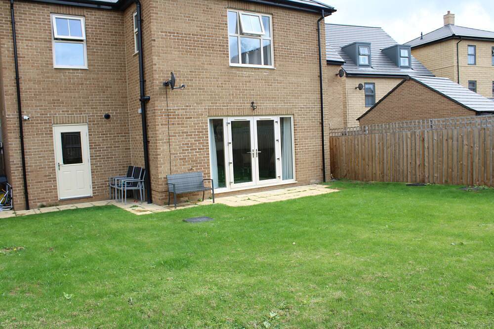 Luxury getaway home. 5 mins to Xscape and Junction 32 shopping centres! in Wakefield, West Yorkshire