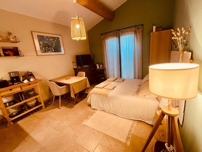 Gîte pour 2 personnes, avec jardin ainsi que vue et piscine à Saint-Étienne-du-Grès - 3
