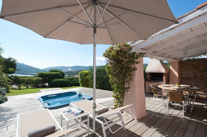 Villa pour 4 personnes, avec terrasse et piscine ainsi que jacuzzi et jardin, animaux acceptés dans Santa Giulia