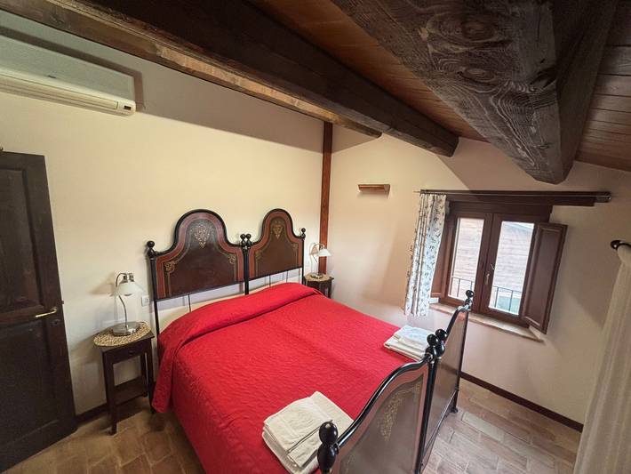 Agriturismo per 6 persone, con giardino e piscina in Provincia di Fermo