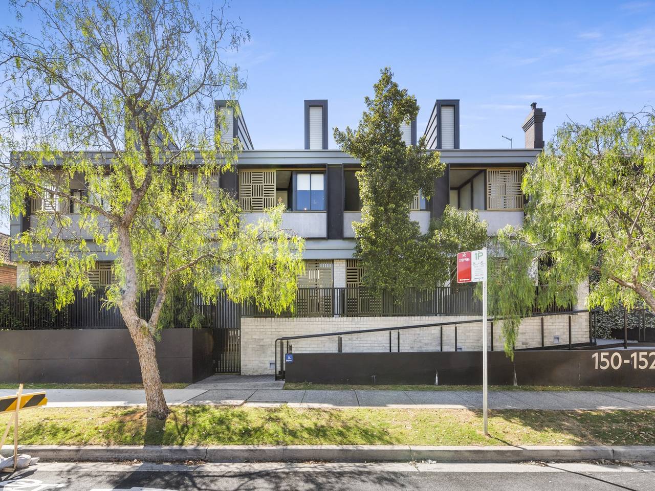 Entire apartment, Spacious 2-Bed Retreat with Bbq & Courtyard in Sydney, New South Wales