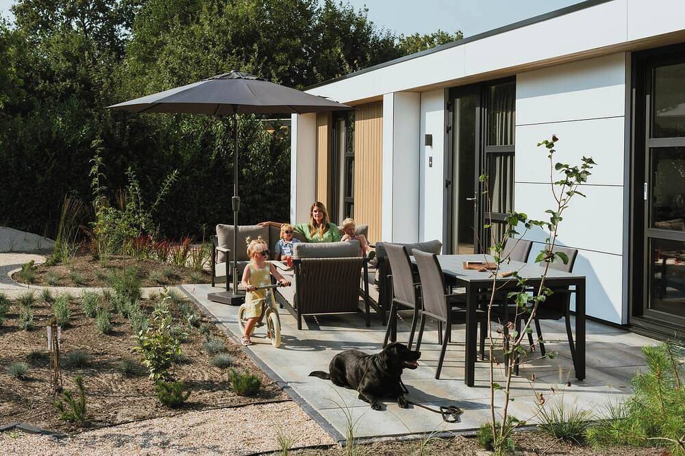Luxuriöse und nachhaltige 4-Personen-Ferienvillen mit hohen Fenstern, völlig gasfrei und mit Sonnenkollektoren ausgestattet. Freuen Sie sich auf ein stilvolles Wohnzimmer, eine luxuriöse Küche, zwei komfortable Schlafzimmer und ein geräumiges Badezim in Niederländische Nordsee