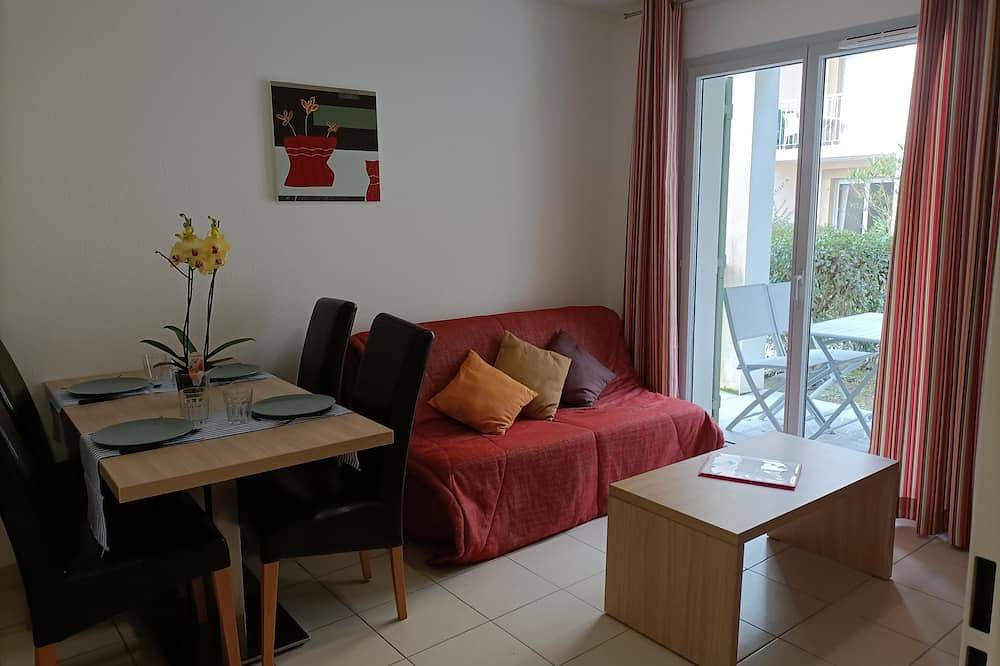 Entire apartment, T2 Avec Jardinet Dans Résidence Avec Piscine E99 in Salies-de-Béarn, Béarn