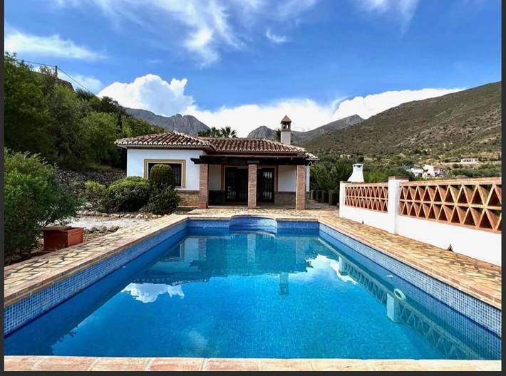 Casa rural para 6 personas, con terraza además de vistas y piscina en Alcaucín