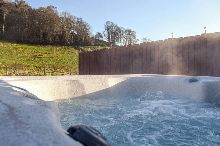 Log cabin for 4 people, with garden and hot tub in Crieff