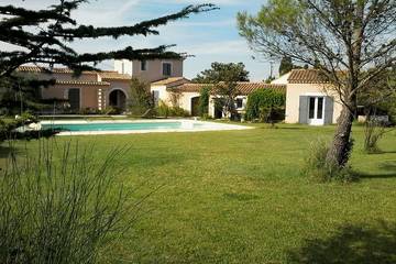Gîte pour 2 personnes, avec piscine ainsi que terrasse et jardin à Velleron