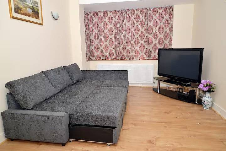 Family- Near Lcy Airport- Sleeps 6- Parking- Wi-Fi in Barking and Dagenham, London
