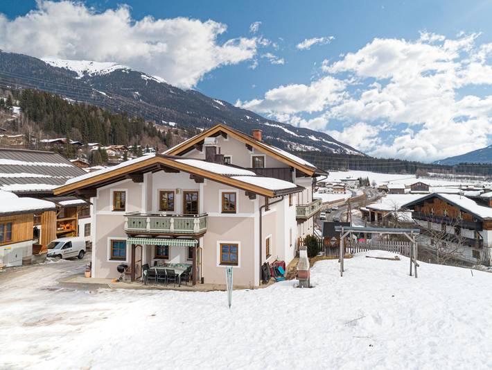 Ferienwohnung für 12 Personen, mit Balkon und Terrasse sowie Garten und Pool in Neukirchen am Großvenediger