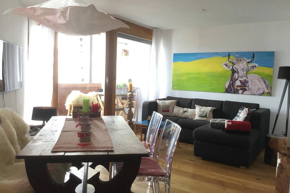 Ganze Wohnung, Wellness in Flims Laax mit Balkon, Indoor Pool, Sauna, Jakuzzi, Wlan und Tg in Flims-Dorf, Flims