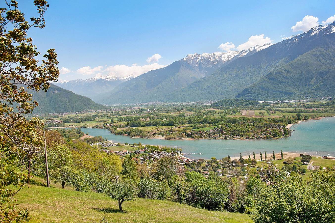 Appartamento intero, Appartamento Casa Alan con vista lago, terrazza e Wi-Fi in Montemezzo, Valtellina