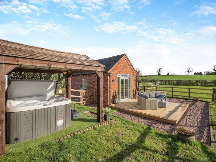 Log cabin for 4 people, with garden, with pets in Cheshire