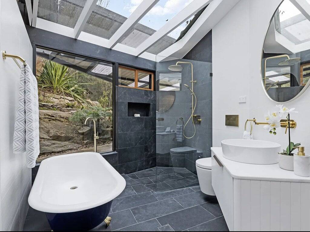 Stunning Peaceful Holiday Haven set on acreage with nearby Waterfall and Jacuzzi in Sydney, New South Wales