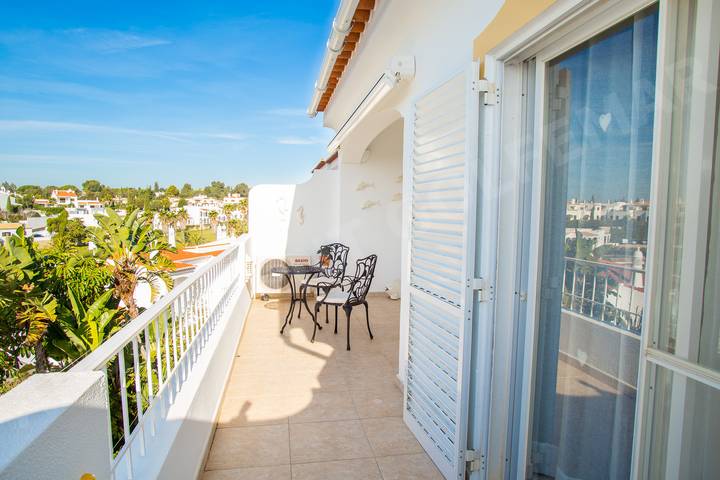 Ferienwohnung für 2 Personen, mit Balkon und Terrasse sowie Pool und Ausblick in Lagoa - 3