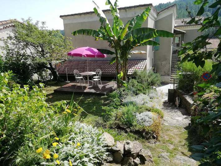 Gîte pour 4 personnes, avec Terrasse ainsi que Jardin et Vue à La Vernarède