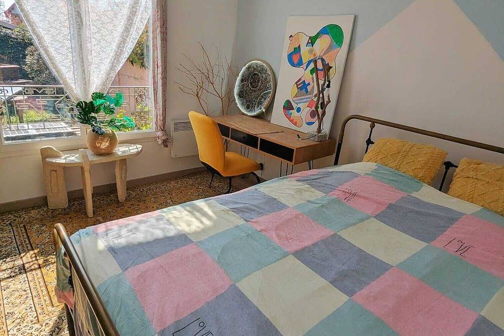 Quiet independent room with private bathroom/Wc, garden access, near Paris Orly in Savigny-sur-Orge, Essonne