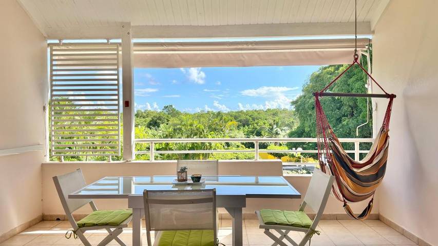 Gîte pour 4 personnes, avec piscine ainsi que vue et terrasse dans Plage de Bois Jolan