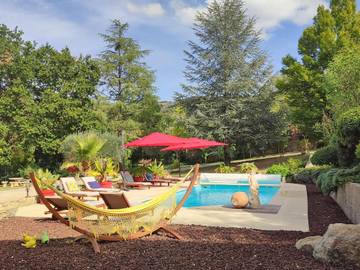 Gîte pour 13 personnes, avec vue ainsi que jardin et piscine, animaux acceptés à Rochecolombe