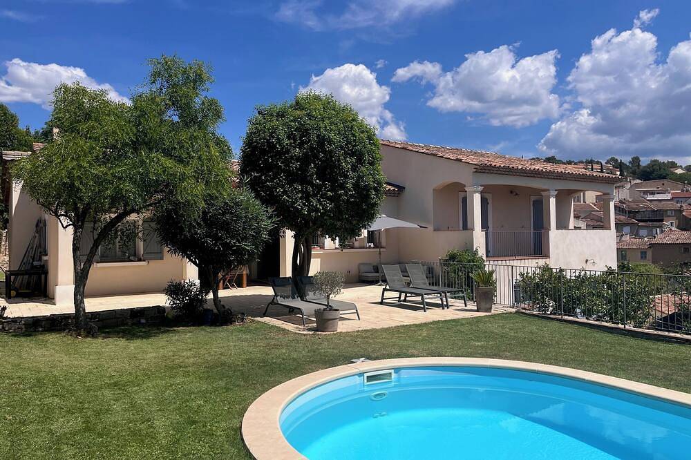 Charming house 180m2, very quiet, swimming pool, enclosed grounds. 1/4 h from beaches in Pierrefeu-du-Var, Toulon regio