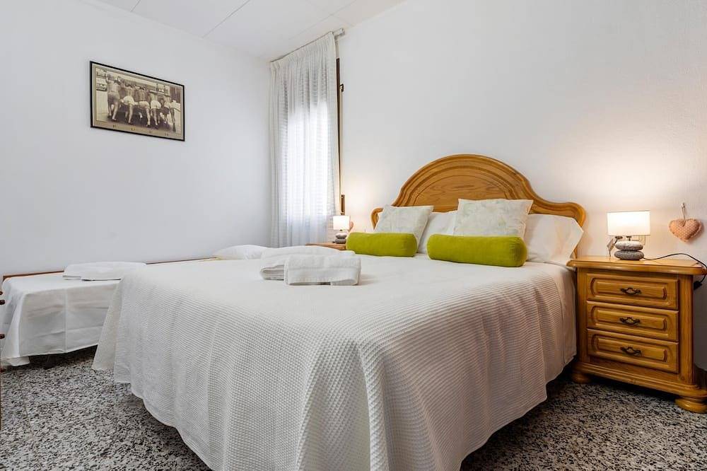 Gran zona exterior con piscina privada y barbacoa in Llagostera, Costa Brava