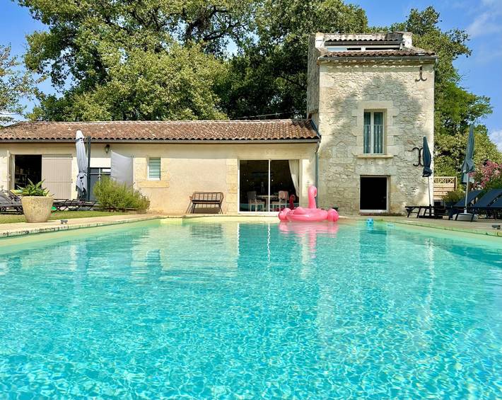 Gîte pour 4 personnes, avec piscine ainsi que terrasse et jardin