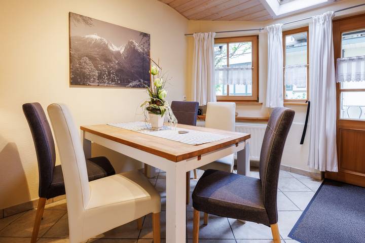 Ganze Ferienwohnung, Ferienwohnungen Scheiblegger inkl. Chiemgaukarte - Ferienwohnung Unternberg 45qm, Terr., Küche, Behinderteng., 1 Schlafzimmer in Ruhpolding, Bayerische Alpen