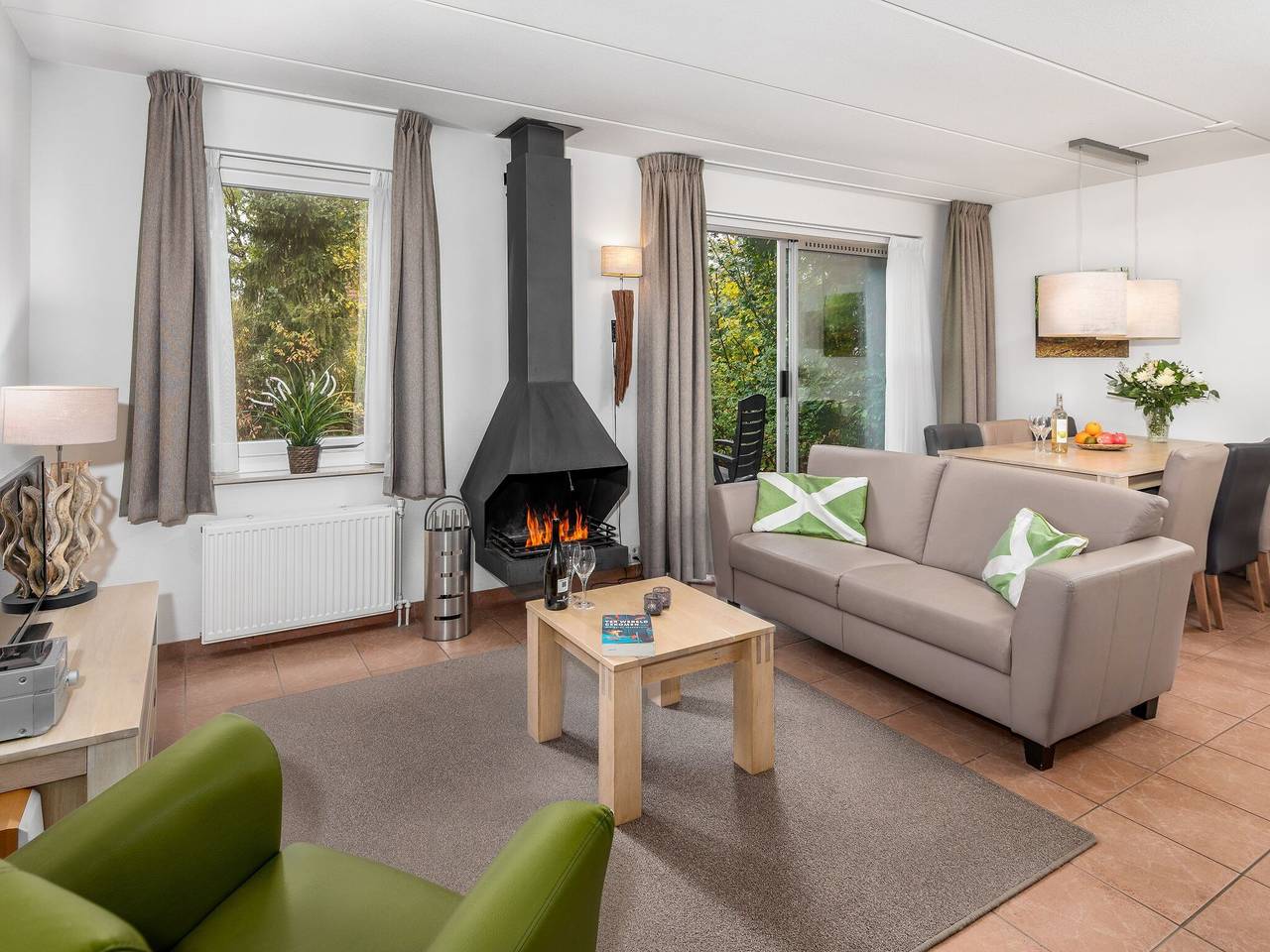 Renoviertes Haus mit Kamin, umgeben von viel Grün in Drenthe