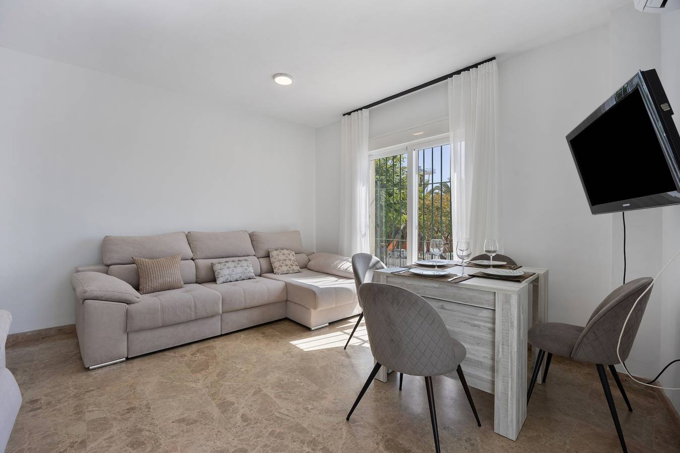 Apartamento entero, Apartamento 'Apartamento Los Jardines' con piscina compartida, Wi-Fi y aire acondicionado. in El Puerto de Santa María, Costa de la Luz