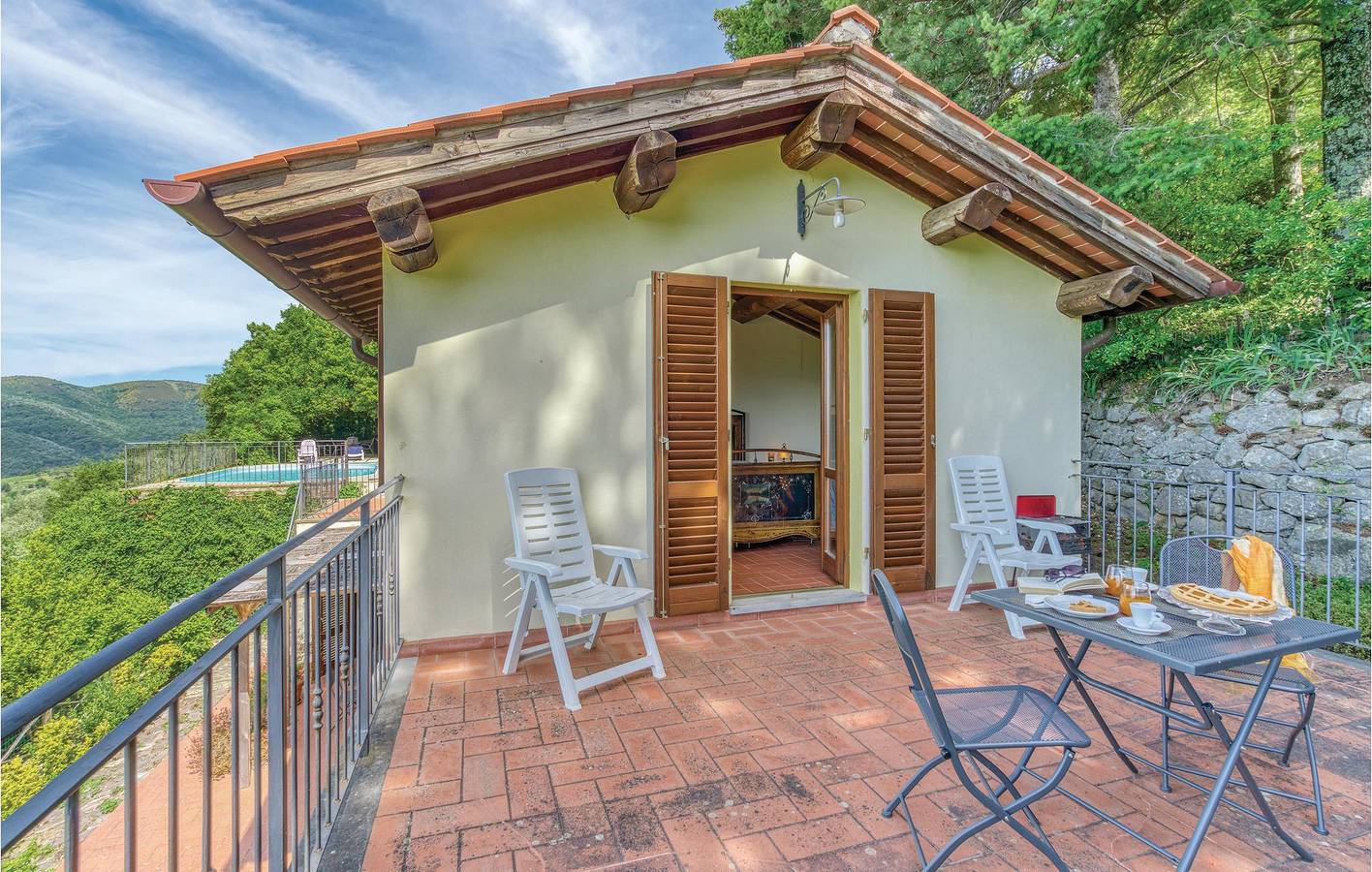 Ganze Ferienwohnung, Poolside Getaway mit Parkplatz und Internet in Loro Ciuffenna, Valdarno