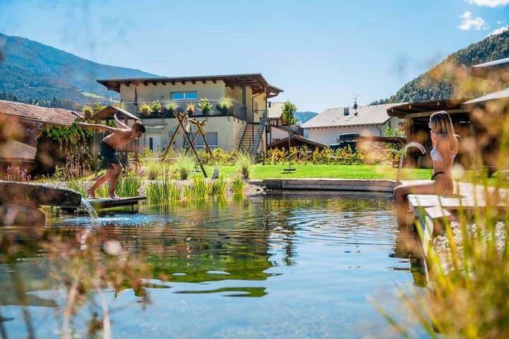 Ferienwohnung für 4 Personen, mit Balkon und Terrasse sowie Garten und Pool in Feldthurns