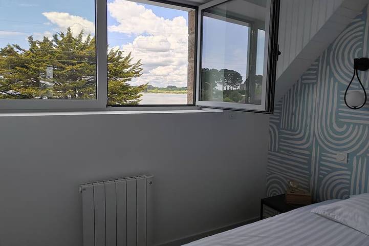 À 50 de la plage - Maison avec vue sur \"la fameuse maison aux volets bleus\" in Chapelle de Saint-Cado, Belz
