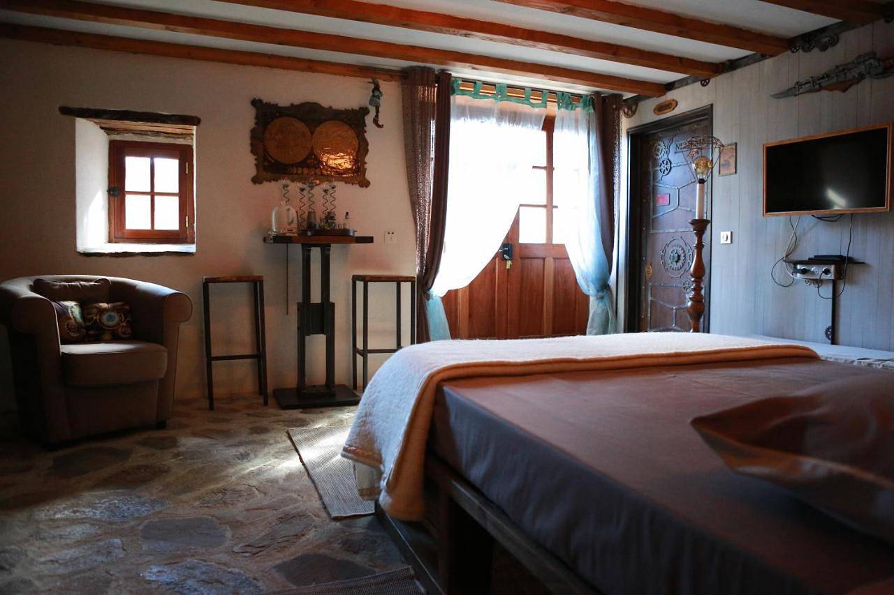 Family Room with Private Bathroom in Saint-Beauzire, Haute-Loire