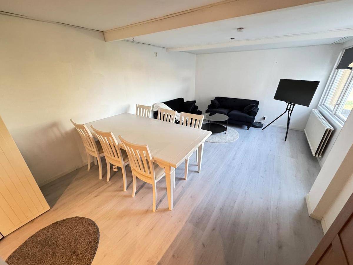Appartement entier, Cozy mini villa close to city center Free parking in Västeras, Västmanland