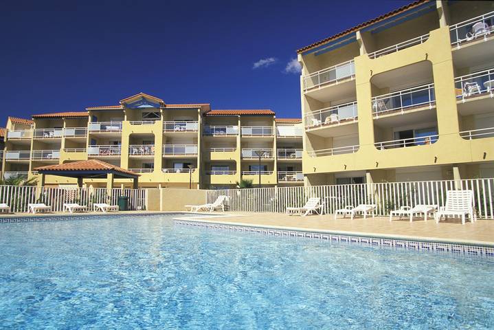 Gîte pour 4 personnes, avec Balcon ainsi que Terrasse et Piscine dans Office De Tourisme De Valras Plage - 3