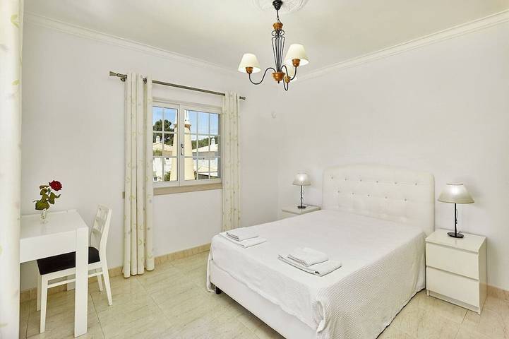 Traditional Charm 4 bedroom villa in Vilamoura: Pool, Ac & Full Wi-Fi in Quarteira, Faro Distrikt