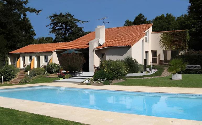 Chambre d’hôte pour 2 personnes, avec jardin ainsi que jacuzzi et piscine